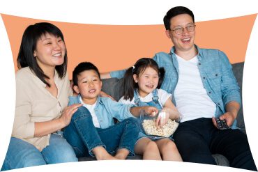 自宅で番組をストリーミングする家族