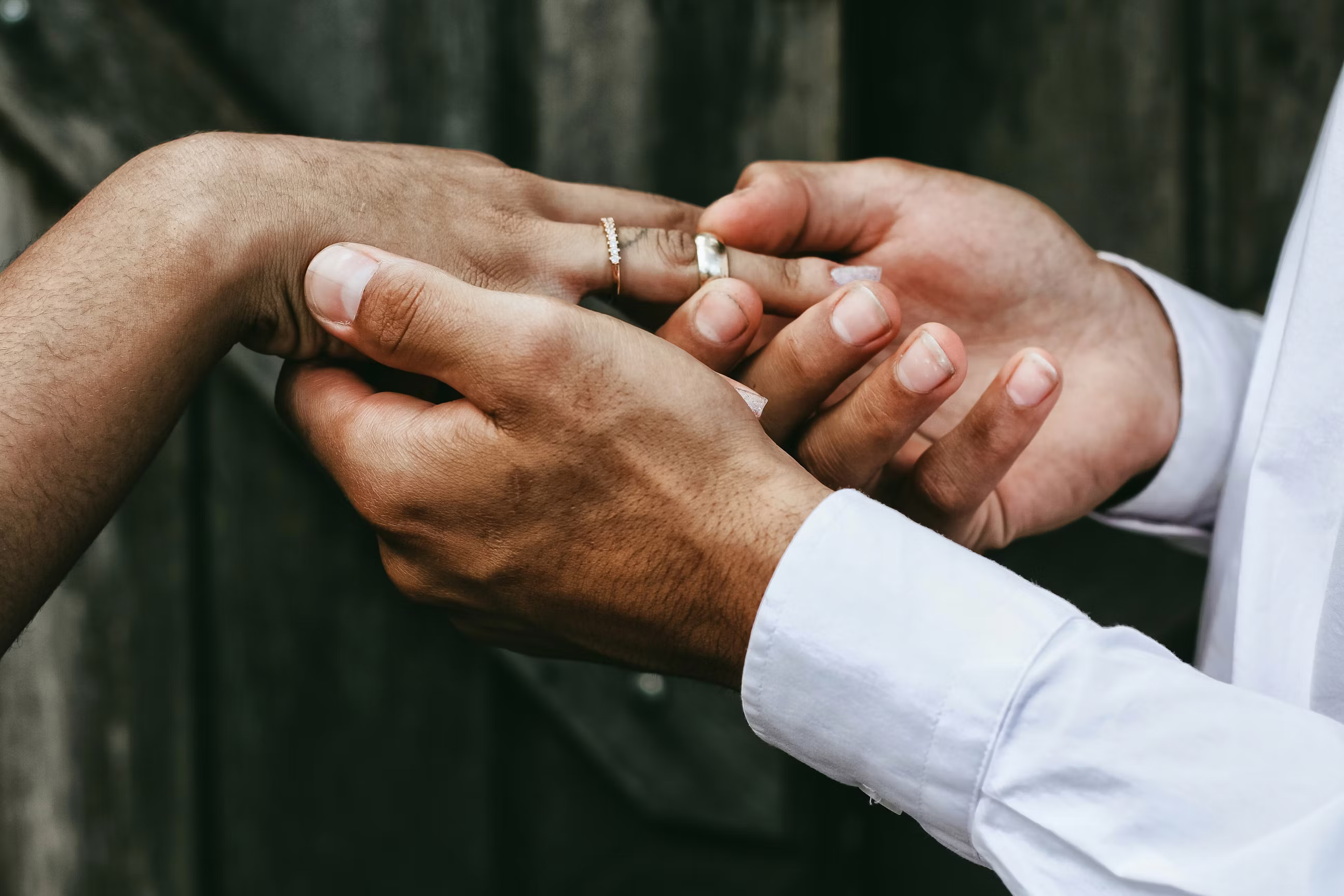 Photo d'un couple se fiançant