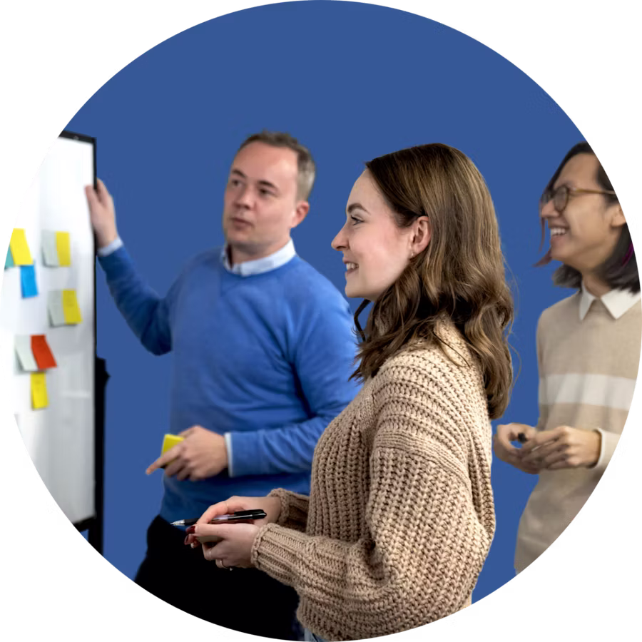 Groupe de personnes face à un tableau Kanban